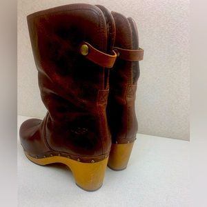Ugg wooden head mid calf height boots
